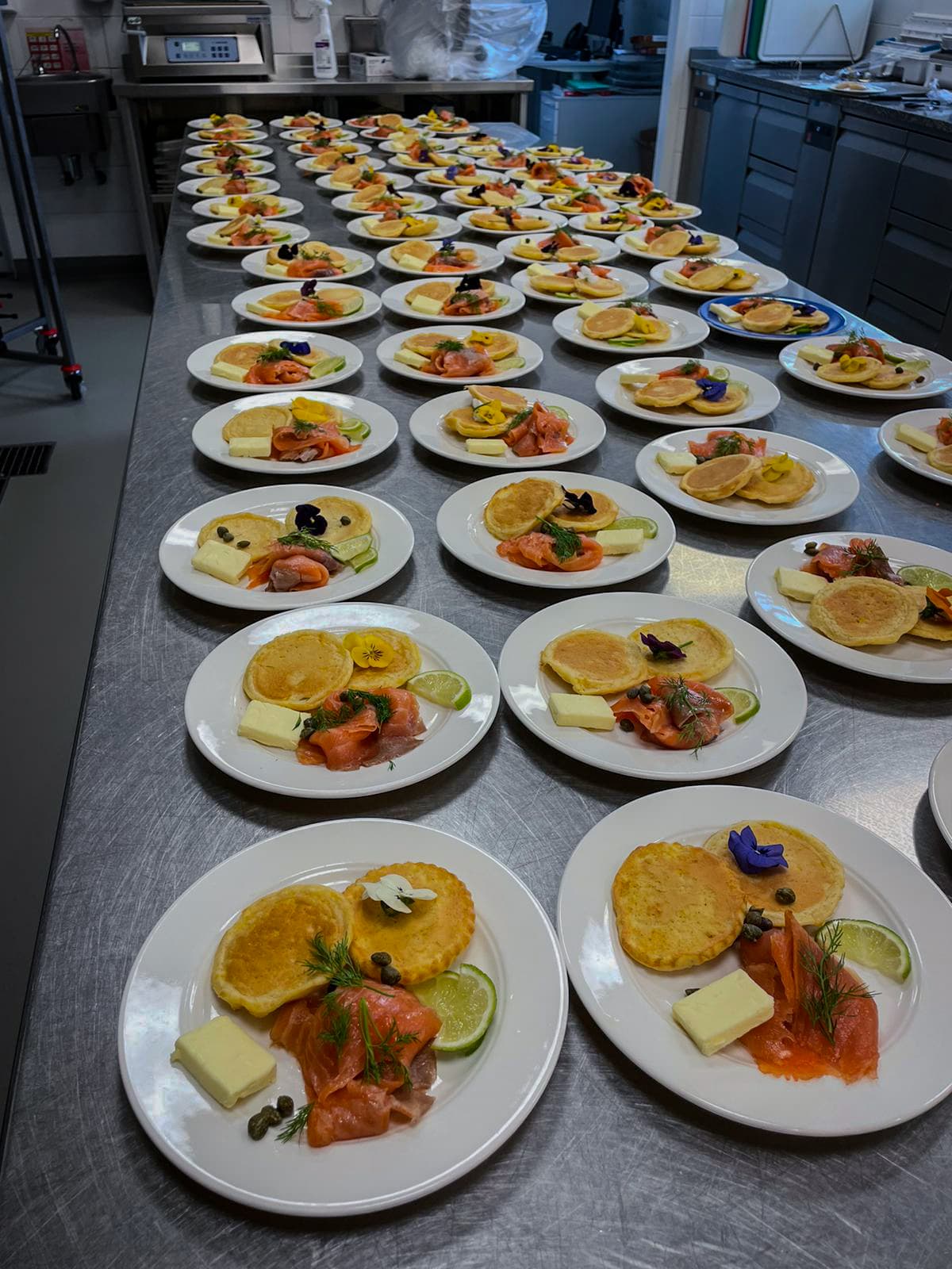 Assortiment traiteur sur planche en bois