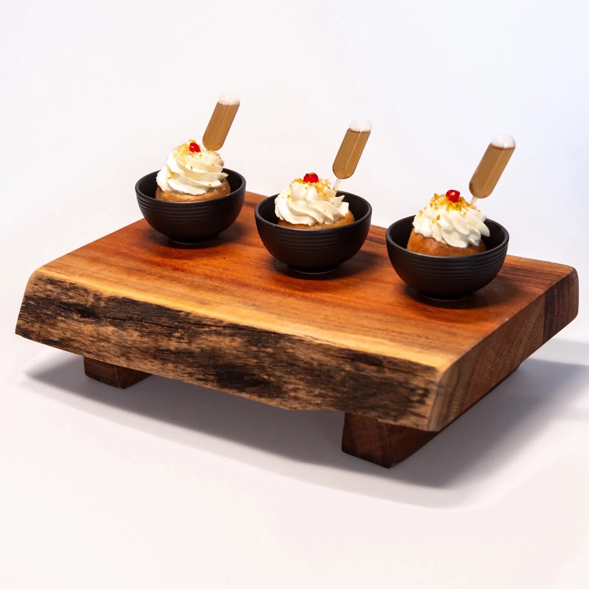 Plat gastronomique avec décoration