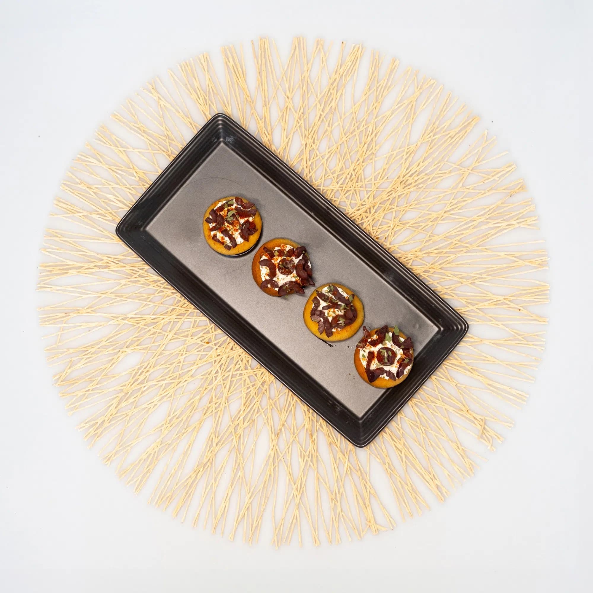 Mini desserts variés sur planche en bois